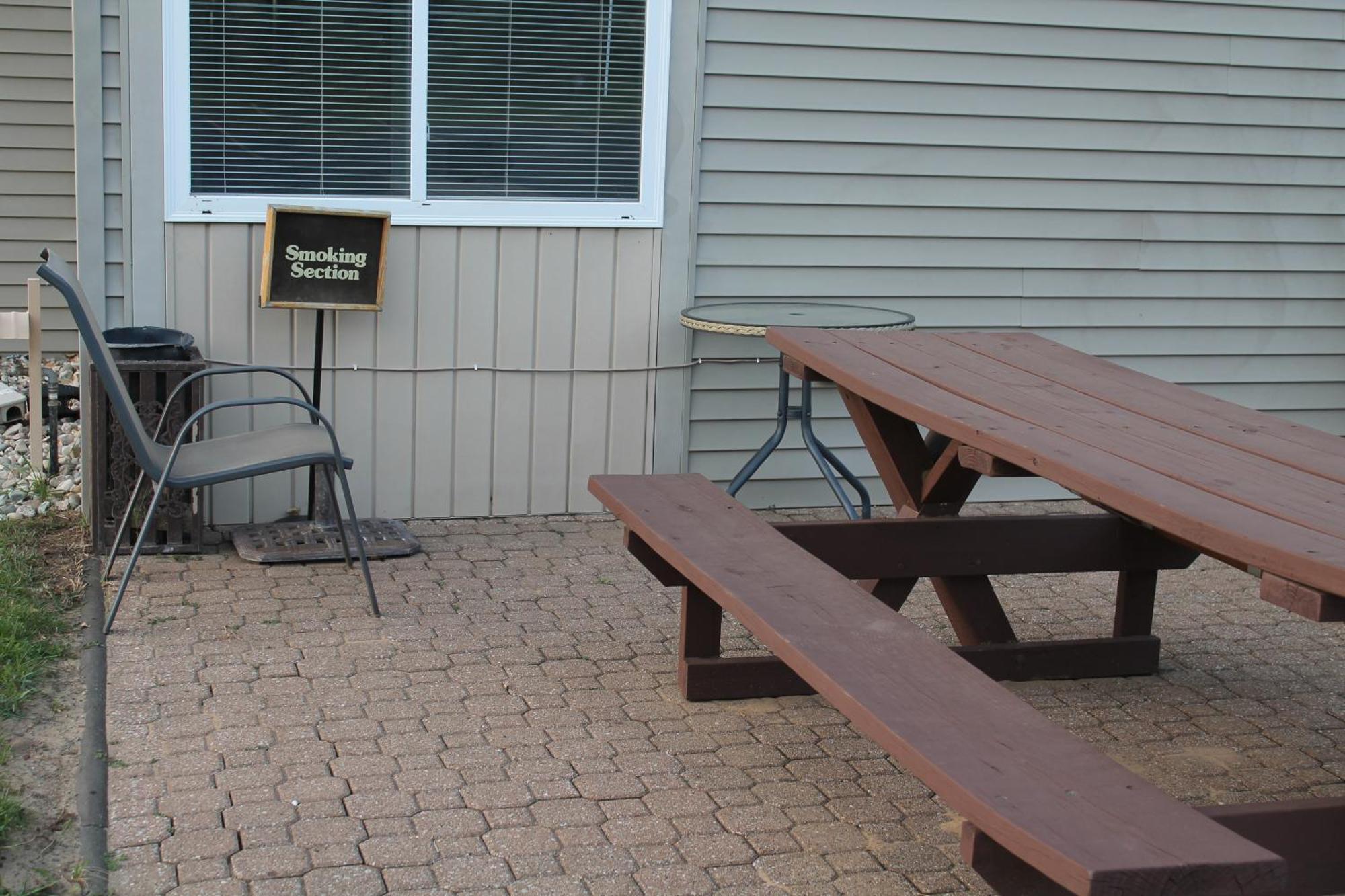 American Host Inn Hart Екстериор снимка